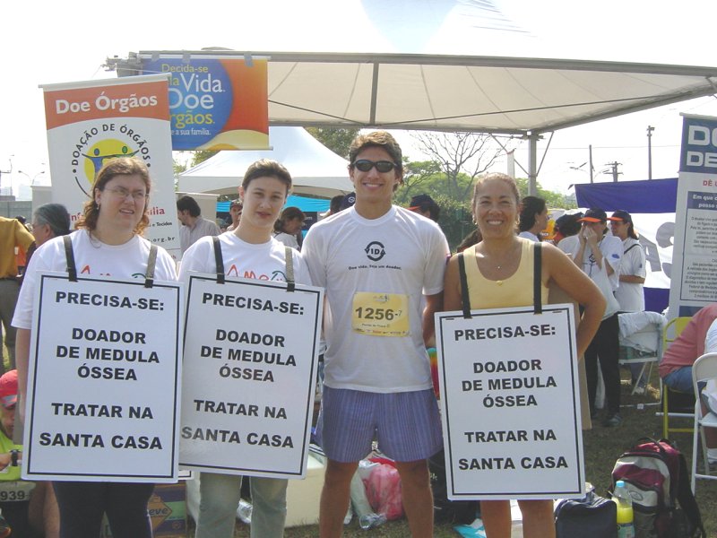 Representantes da AMEO e Rafael - Maratonista Transplantado de Medula Óssea